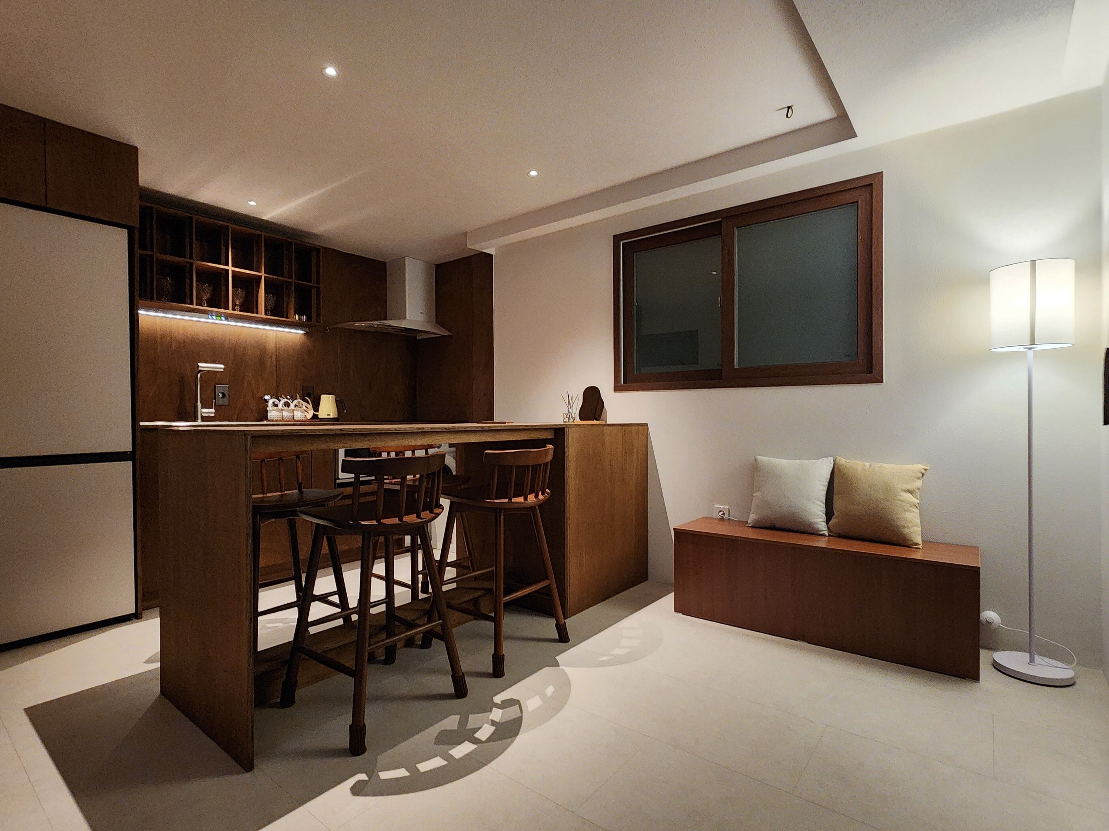 Réfrigérateur, four, bouilloire électrique