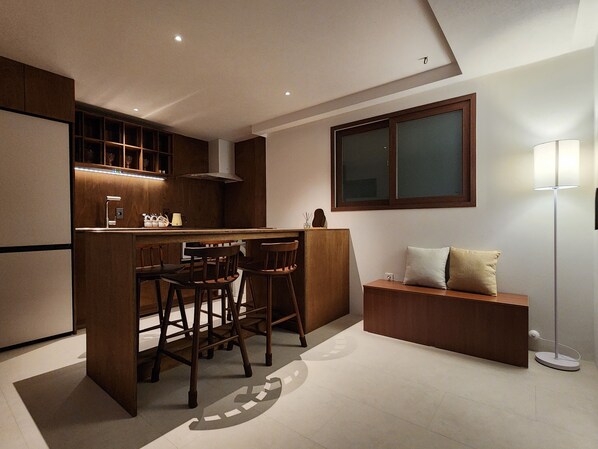 ثلاجة، فرن، غلّاية كهربائية، مستلزمات طهي/أطباق/أوعية