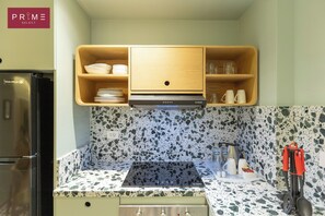 Refrigerador, microondas, placa de cocina, utensilios de cocina