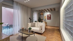 Un salon moderne avec un canapé, une table basse et des objets de décoration.