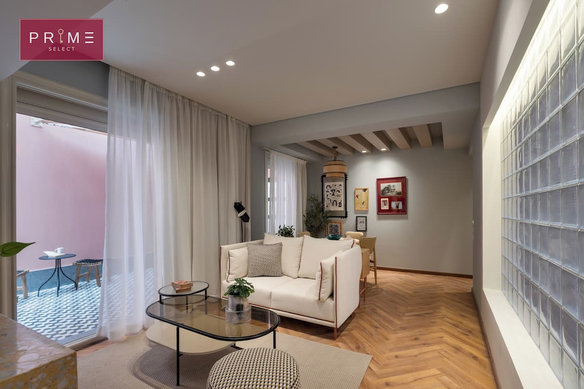 Un salon moderne avec un canapé, une table basse et des objets de décoration.