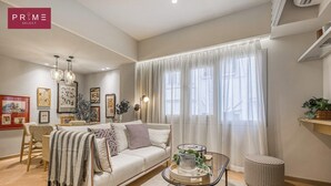 Un salon moderne avec un canapé, une table basse et des objets de décoration.