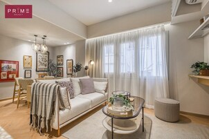Una sala de estar moderna con un sofá, una mesa de centro y elementos decorativos.
