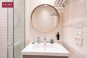 Standard Apartment, 2 Bedrooms | Bathroom | Towels, soap, shampoo, toilet paper - Prime Select Zamalek Saray AlGezira (Cairo)