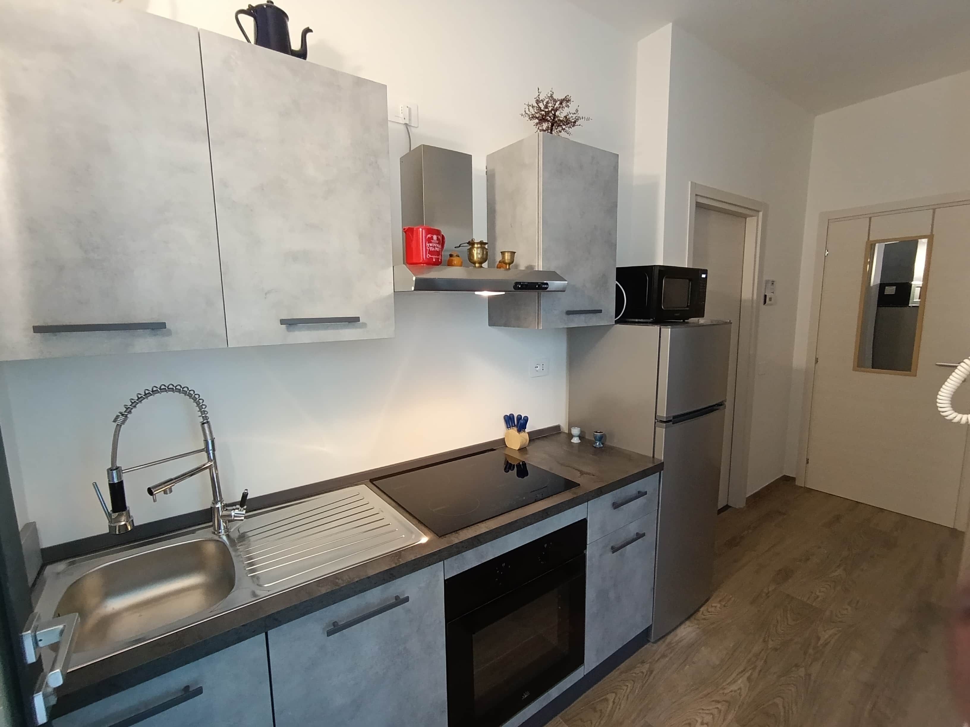 Kylskåp, mikrovågsugn, ugn och spishäll