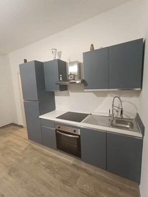 Frigorifero, microonde, forno, piano cottura