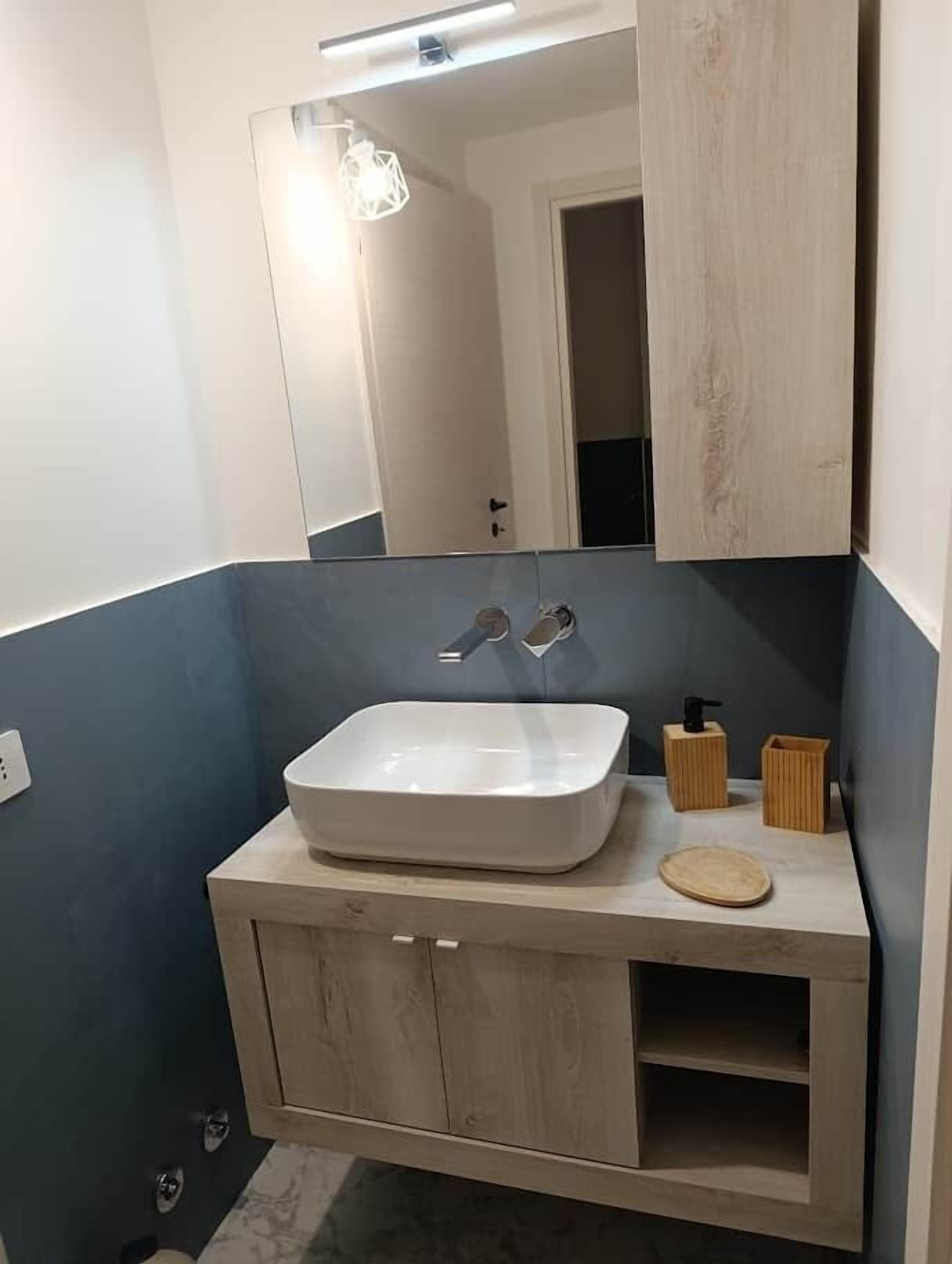 Sèche-cheveux, serviettes fournies, savon, papier toilette