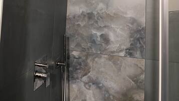 Haartrockner, Handtücher, Seife, Toilettenpapier
