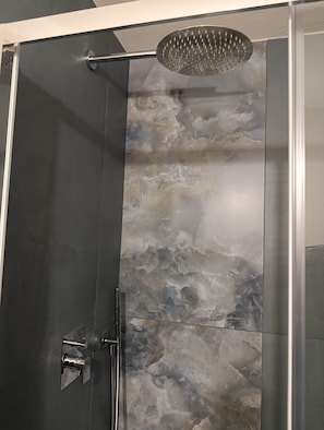 Asciugacapelli, asciugamani, sapone, carta igienica