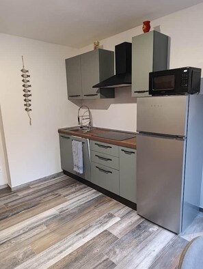 Réfrigérateur, micro-ondes, plaque de cuisson, lave-vaisselle