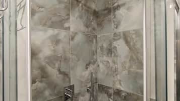Bidet, asciugamani, sapone, carta igienica