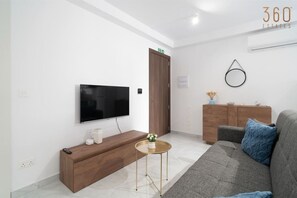TV - Cozy Coastal 1BR home with balcony, WIFI & AC (St. Paul`s Bay)