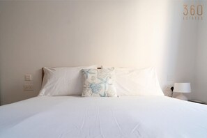 1 bedroom, desk, iron/ironing board, travel cot - Cozy Coastal 1BR home with balcony, WIFI & AC (St. Paul`s Bay)