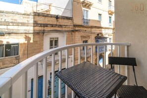 Property grounds - Cozy Coastal 1BR home with balcony, WIFI & AC (St. Paul`s Bay)