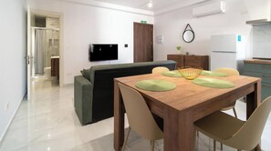 Dining - Seaside Comfort in St`Pauls Bay steps from the Sea (St. Paul`s Bay)