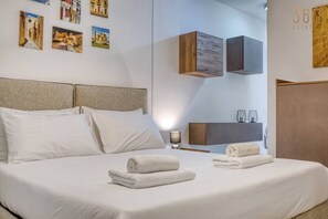 2 habitaciones, escritorio y tabla de planchar con plancha 