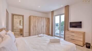 4 bedrooms, desk, iron/ironing board, travel crib