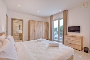 4 chambres, bureau, fer et planche à repasser, lit de bébé portatif