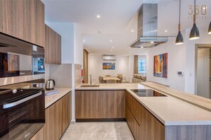 Réfrigérateur, four à micro-ondes, un four, surface de cuisson