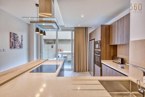 Réfrigérateur, four à micro-ondes, un four, surface de cuisson