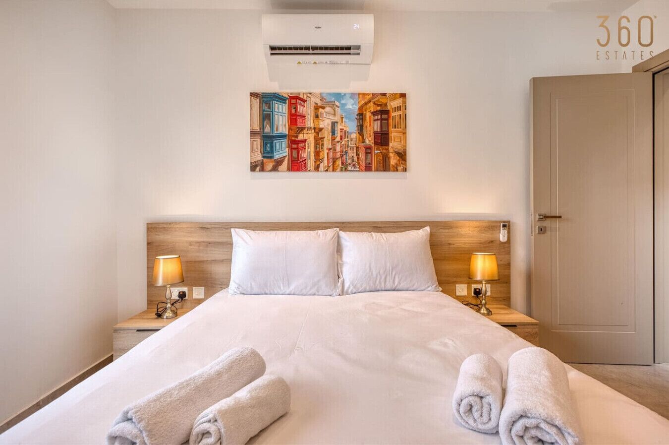 4 chambres, bureau, fer et planche à repasser, lit parapluie