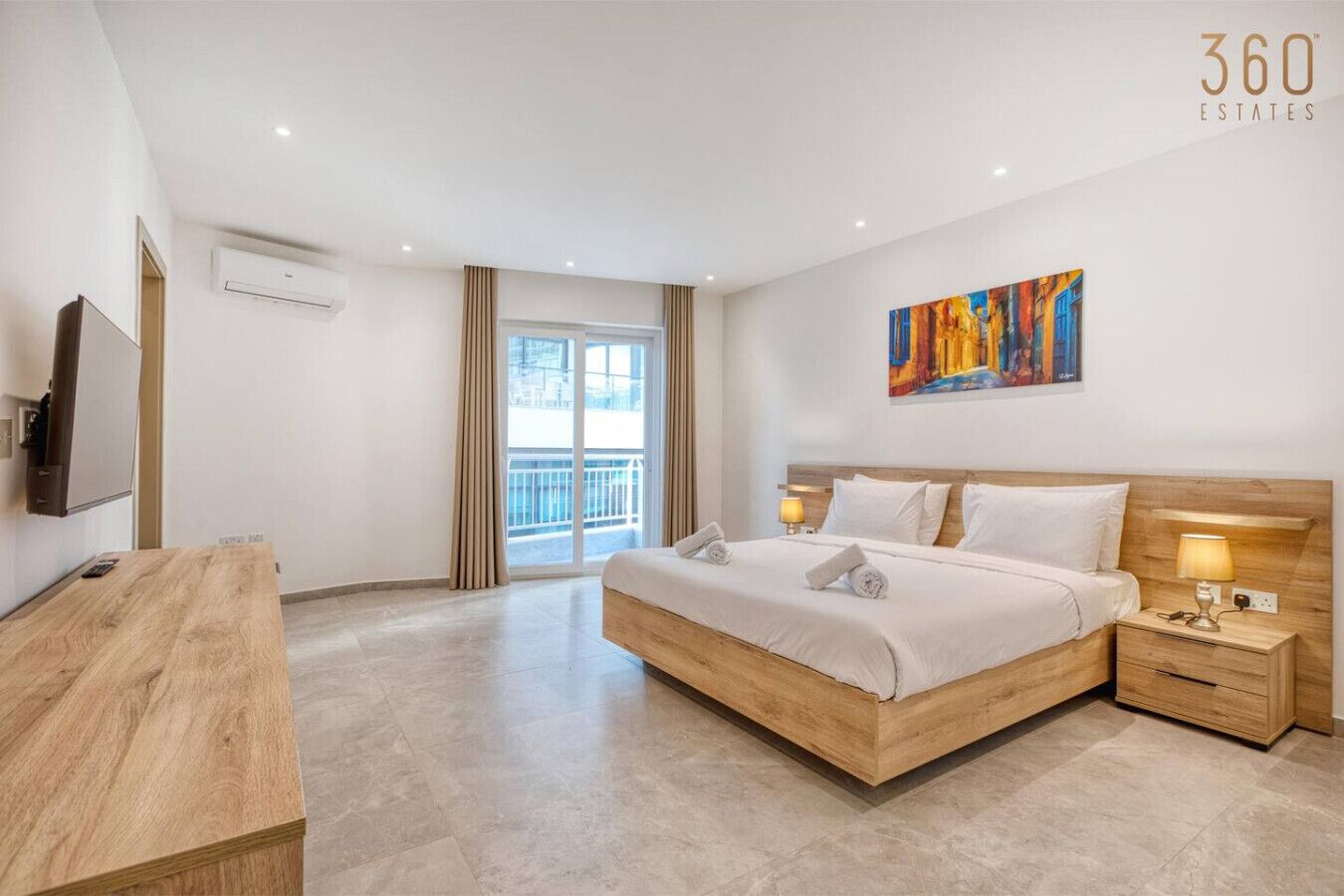 3 makuuhuonetta, työpöytä, silitysrauta/-lauta, vauvan matkasänky