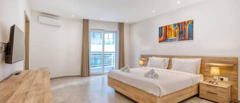 3 soverom, skrivebord, strykejern/-brett og reiseseng for barn