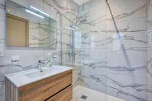 Hair dryer, towels - The Pender LUX HUB - 4BR villa with Pool, WIFI&AC (St. Julian`s)