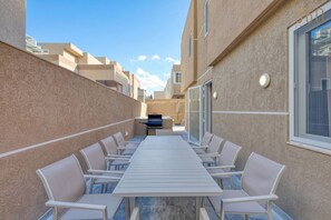 Outdoor dining - The Pender LUX HUB - 4BR villa with Pool, WIFI&AC (St. Julian`s)
