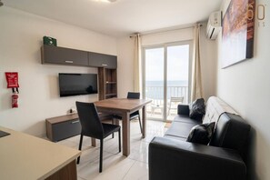 TV - A lovely 1BR seafront apartment with strong WIFI ! (St. Paul`s Bay)