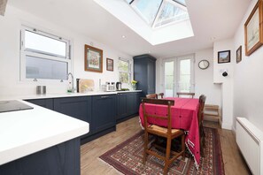 Fridge, microwave, oven, stovetop - Charming Three-Bedroom Flat in London (Greater London)