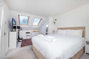 3 bedrooms, desk, iron/ironing board, WiFi - Charming Three-Bedroom Flat in London (Greater London)