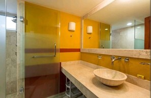 Een douche, een haardroger, handdoeken, zeep