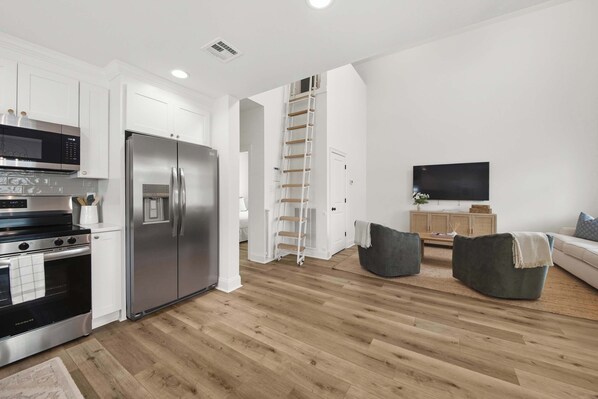 Interior - New Ace Cottage - King Bed - Loft - Sports Complex - Park (Youngsville)