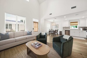 Smart TV - New Ace Cottage - King Bed - Loft - Sports Complex - Park (Youngsville)