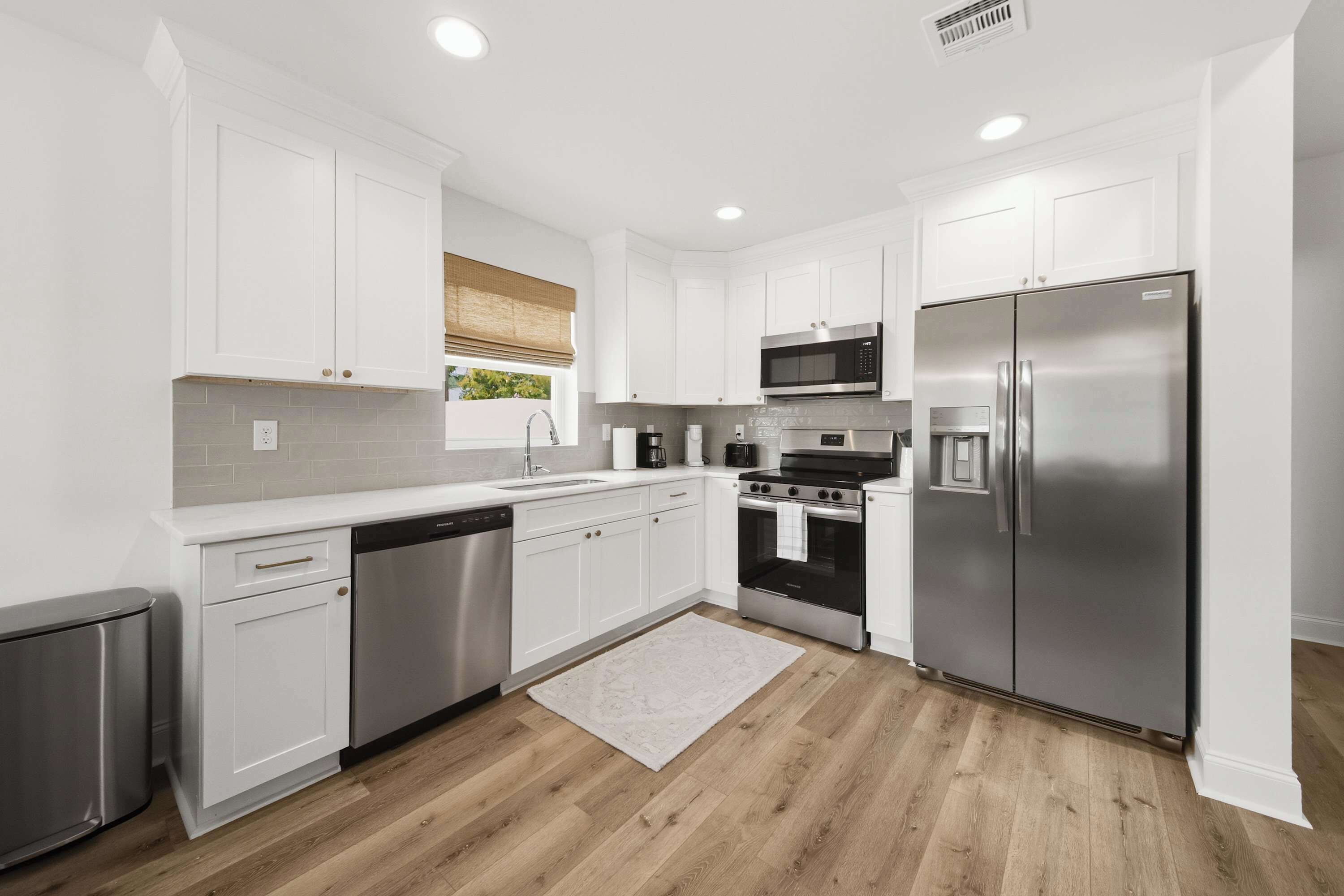 Jääkaappi, mikroaaltouuni, uuni, liesi