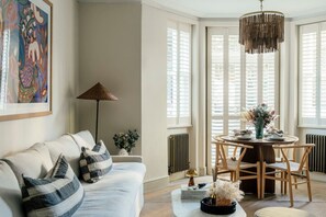 TV - Stunning Chelsea Garden Apartment (Chelsea, London, UK)