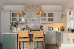 Fridge, microwave, oven, stovetop - Stunning Chelsea Garden Apartment (Chelsea, London, UK)
