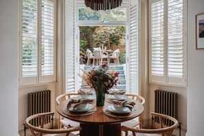 Dining - Stunning Chelsea Garden Apartment (Chelsea, London, UK)