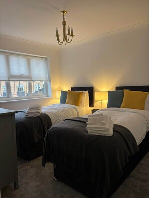 3 bedrooms, iron/ironing board, WiFi, bed sheets - Ashford Work Stay • Parking & M20 Nearby (Ashford)
