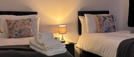 3 chambres, fer et planche à repasser, Wi-Fi, draps fournis