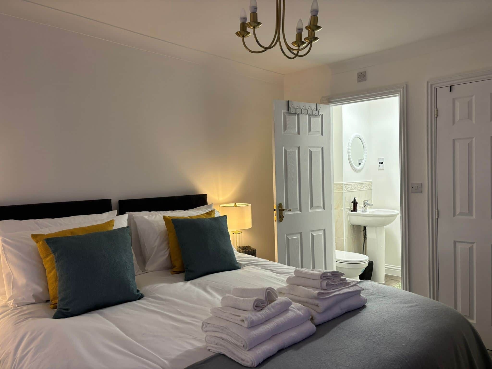 3 bedrooms, iron/ironing board, WiFi, bed sheets