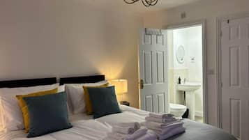 3 chambres, fer et planche à repasser, Wi-Fi, draps fournis