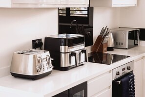 Een koelkast, een magnetron, een oven, een kookplaat