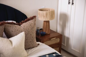 Een strijkplank/strijkijzer, reisbedje, wifi, beddengoed