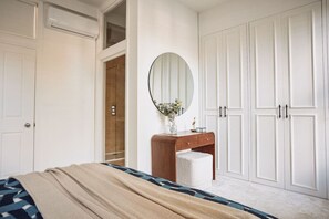 مكواة/لوح كي وسرير سفر وواي فاي وملاءات أسرّة