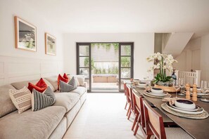 Interior - Beautiful Fulham Townhouse with a bar & pool table (Parsons Green, London, UK)