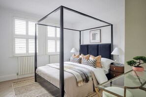 5 chambres, bureau, fer et planche à repasser, lit de bébé portatif