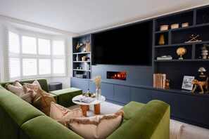 TV, stereo - Stunningly designed Fulham home with cinema room (Parsons Green, London, UK)