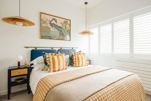 5 bedrooms, desk, iron/ironing board, travel cot - Stunningly designed Fulham home with cinema room (Parsons Green, London, UK)